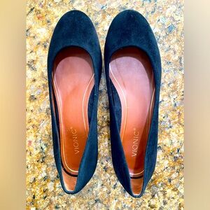 Vionic suede ballet flats. Only worn once. Size 7